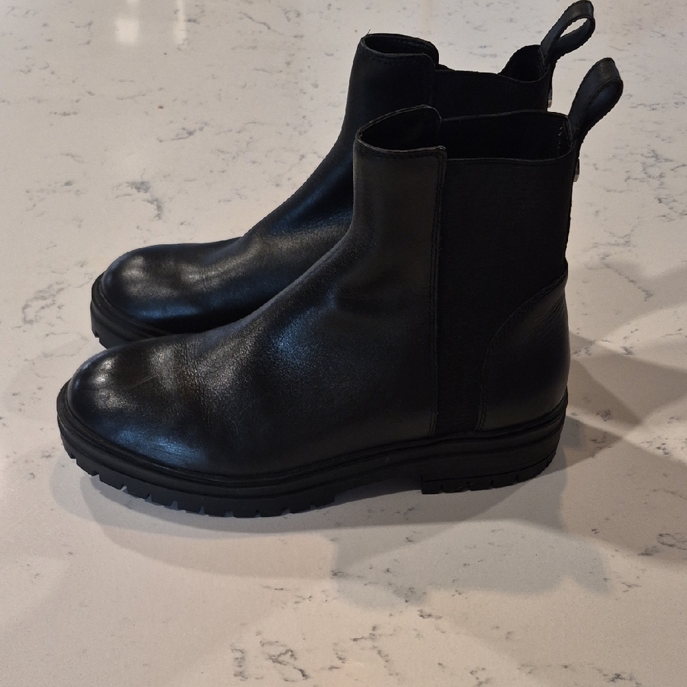 Steve Madden Womens Size 9 Black Leather Chelsea Boots with Pull Tabs